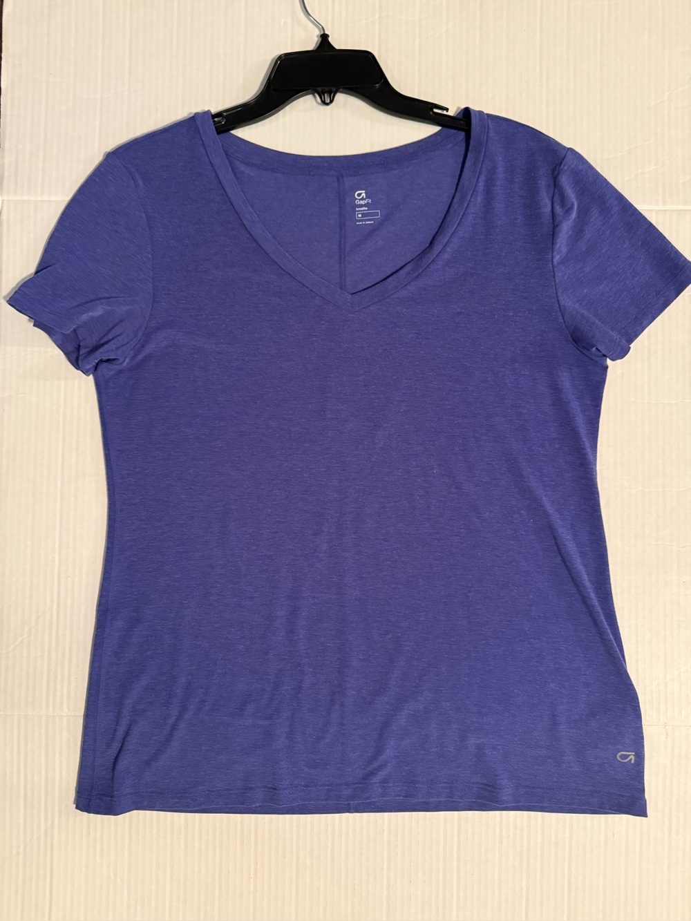 GAP Women's V-Neck Short Sleeve Tee in Periwinkle purple size medium GapFit